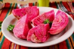 Маринованная капуста крупными кусками со свеклой