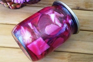 Маринованная капуста со свеклой и чесноком