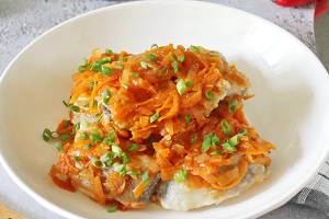 Минтай под маринадом из моркови и лука