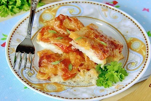 Минтай с сыром и помидорами в духовке