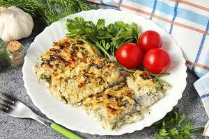 Минтай в сметане с маринованными огурцами