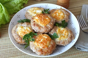 Мясные ватрушки с яйцом