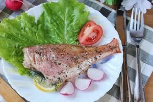 Морской окунь в духовке с лимоном