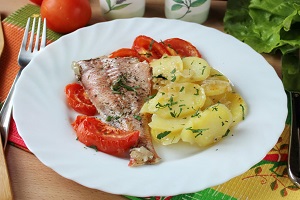 Морской окунь в духовке с помидорами