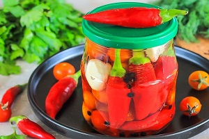 Острый перец с помидорами и чесноком на зиму