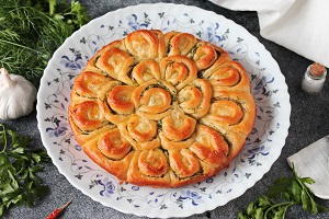 Отрывной пирог с сыром чесноком и зеленью