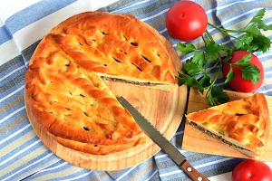 Пирог с мясным фаршем и опятами