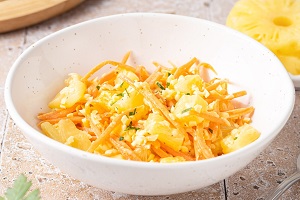 Салат с ананасами сыром и морковью