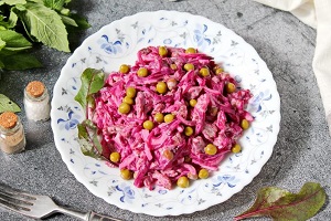 Салат с говядиной свеклой зеленым горошком и красным луком