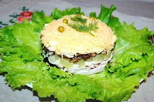 Салат с курицей черносливом и ананасом