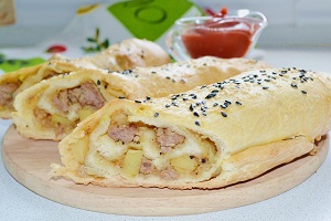 Штрудель с мясом картошкой и капустой