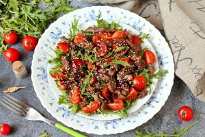Теплый салат из рукколы и говядины