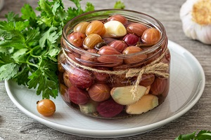 Маринованный чеснок с крыжовником