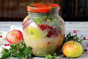 Моченые яблоки с брусникой