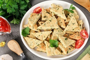 Сырное печенье Треугольники с зеленью и чесноком