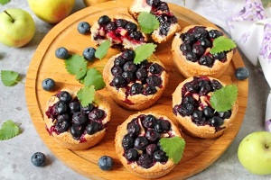 Ватрушки с голубикой и яблоком