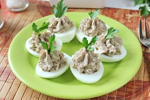 Яйца фаршированные скумбрией