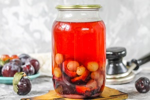 Компот из винограда и слив