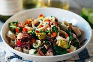 Салат из кальмаров и авокадо