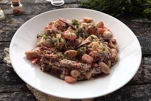 Салат с фасолью и копченой колбасой