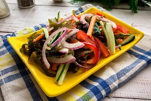 Салат с фасолью и морской капустой