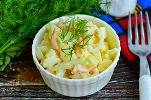 Салат с кальмарами креветками и ананасами