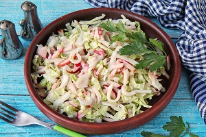 Салат с кальмарами пекинской капустой и яблоком