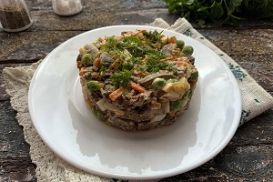 Салат с куриными сердечками и печенью