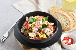 Салат с помидорами и куриным филе