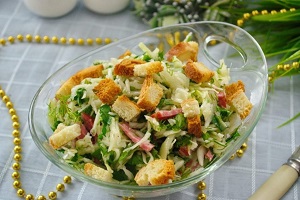 Салат с салями и сухариками