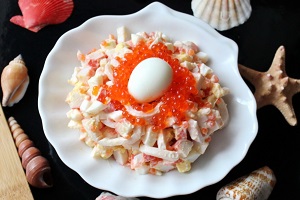 Салат Жемчужина с кальмарами и красной икрой