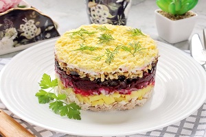 Слоеный салат Граф с курицей свеклой и черносливом