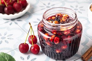 Вишневое варенье с фундуком и пряностями