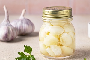 Чеснок маринованный в уксусе