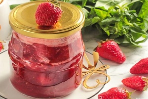 Клубника в клубничном пюре на зиму