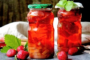Компот из ревеня и клубники на зиму