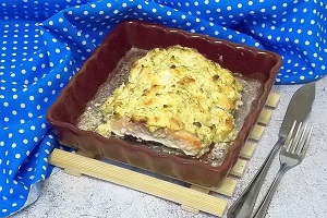 Лосось под сыром с креветками