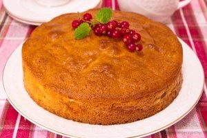 Пирог с клубникой и черешней