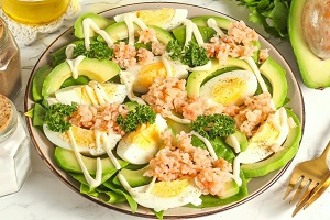 Салат с авокадо и мясом криля