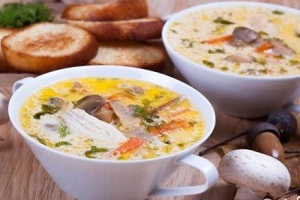 Суп из плавленых сырков с грибами и курицей