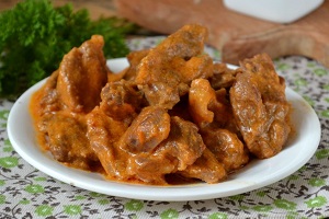 Говядина под сметанным соусом