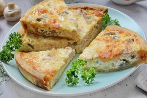 Киш с грибами и ветчиной