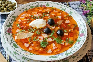 Классическая солянка с каперсами