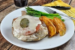 Мясо с помидорами и сыром