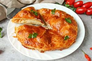 Пирог с камамбером и помидорами черри