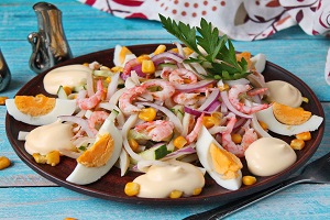 Салат с кальмарами креветками и кукурузой