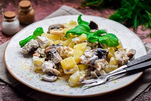 Салат с картошкой грибами и курицей
