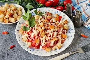 Салат с колбасным сыром и сухариками
