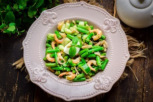 Салат с креветками и стручковой фасолью
