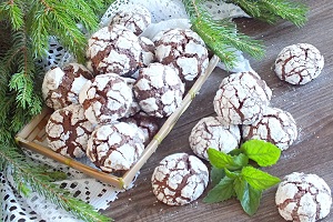 Шоколадное печенье с кракелюрами